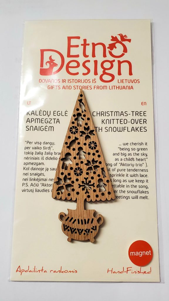Magnet - Christmas tree knitted over with snowflakes